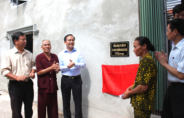 Gắn biển nhà tình nghĩa tại huyện Hoài Đức, thành phố Hà Nội